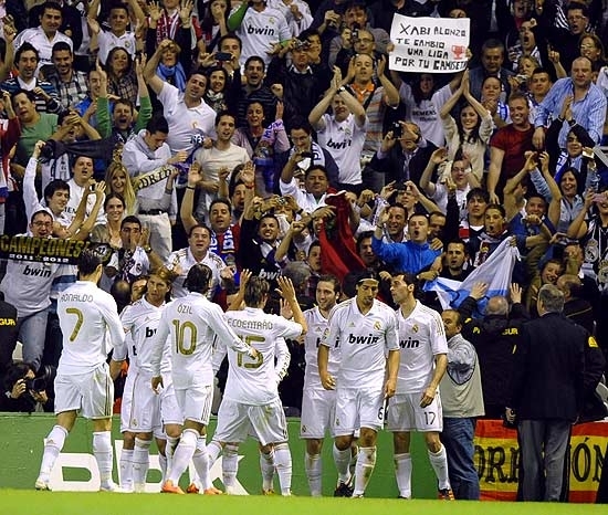 Jogadores do Real Madrid festejal gol na vitria sobre o Athletic Bilbao