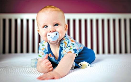 O beb Henrique Preuss Siqueira Batista, de seis meses, usa chupeta desde que completou um ms