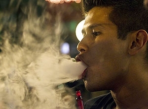 O estudante Murilo Mukai, 22, exala fumaa de narguil, em encontro de usurios na zona sul de So Paulo