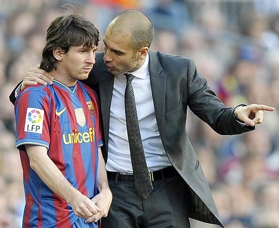 Guardiola passa instrues para Messi em jogo do Barcelona, no ano de 2010