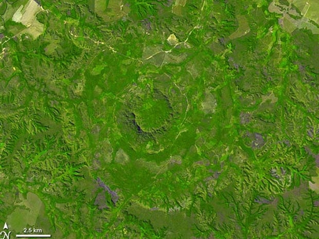 Imagem de satlite da Nasa feita em 2006 mostra a formao circular da cratera da Serra da Cangalha, no Tocantins