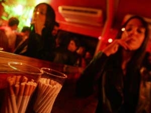 Em So Paulo, clientes j no podem mais fumar em bares e restaurantes h dois anos