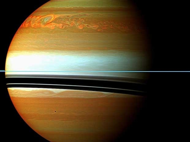 Este mosaico mostra a cauda da enorme tempestade de 200 dias que envolveu Saturno.