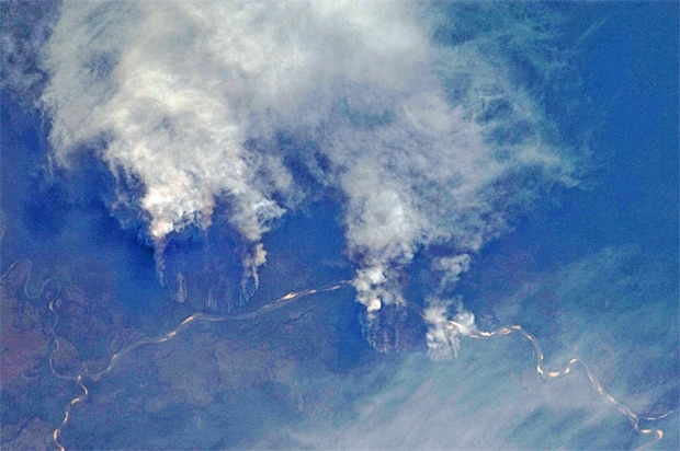 Fotografia de astronauta que est na Estao Espacial Internacional mostra focos de queimada na Amaznia, nas margens do