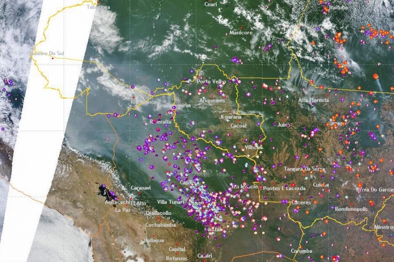 Fumaa proveniente de queimadas na Amaznia boliviana ruma para o estado do Acre. Focos de incndio so mostrados com po