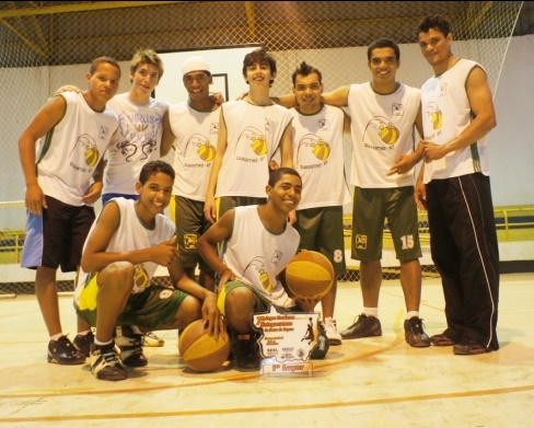 Equipe de basquete da Escola Estadual Plcido de Castro venceu a modalidade de basquete sub 17 em Barra do Bugres