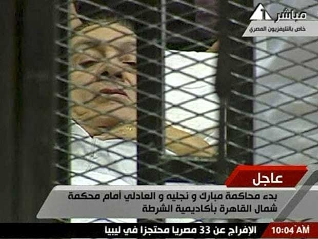 Hosni Mubarak est numa espcie de jaulano interior do prdio da Academia de Polcia do Cairo.