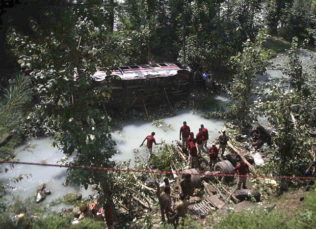 Equipes de resgate trabalham em meio a destroos de nibus que caiu no crrego Lidder, em Laganbal, a 80 km de Srinagar,