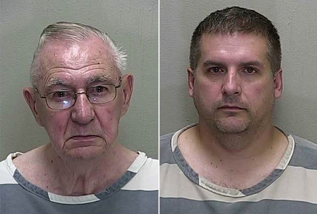 Warren Stines (esq) e David Henman foram flagrados em ato sexual dentro de banheiro.