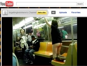 Passageiros se assustam ao dar de cara com mulher sem a parte de baixo da roupa em pleno metr de NY