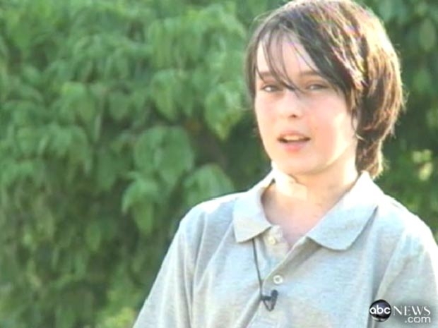 O garoto americano Dez Heal, de 13 anos, d entrevista  TV ABC aps sobreviver a um acidnete em que uma vara de bambu a