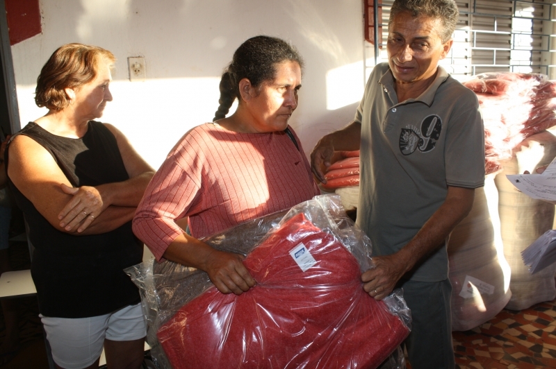 Joana Lima de Almeida vive com cinco filhos e um neto e recebeu cobertores para todos eles.