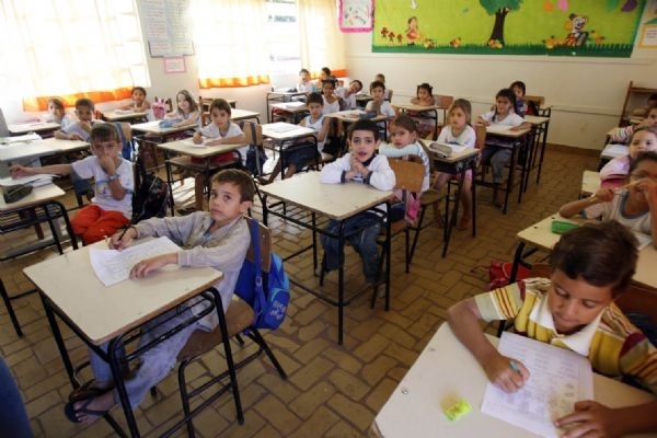 Mais de 450 mil estudantes de Mato Grosso esto fora das salas de aula por causa da greve.