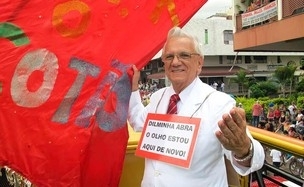 Ssia do ex-presidente Itamar Franco desfila no bloco Pacoto no carnaval de 2011.