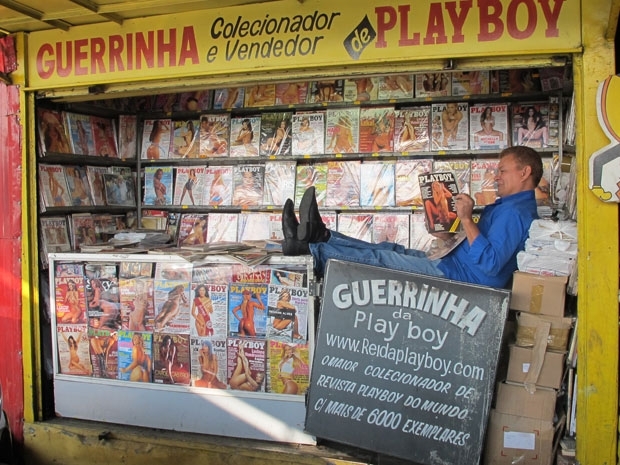 Colecionador da Playboy brasileira diz que quer leiloar as revistas mais raras para viajar aos EUA e conhecer o criador