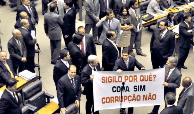 Deputados de oposio cobram o fim do sigilo na MP da Copa exibindo uma faixa no plenrio da Cmara
