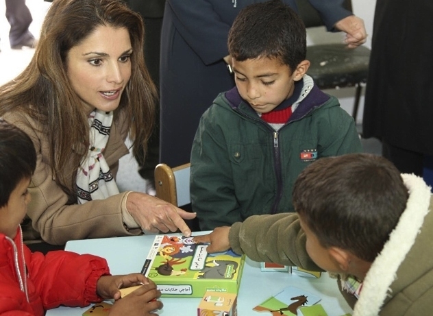 Rania, a rainha da Jordnia, conversa com crianas durante visita a uma escola primria em Madaba