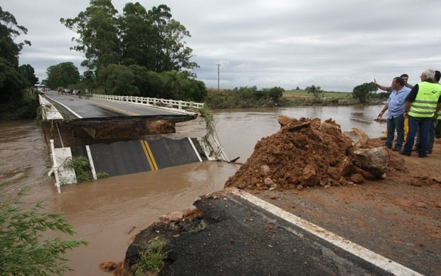 Chuva derrubou cabeceira de ponte em rodovia que liga So Loureno do Sul a Turuu