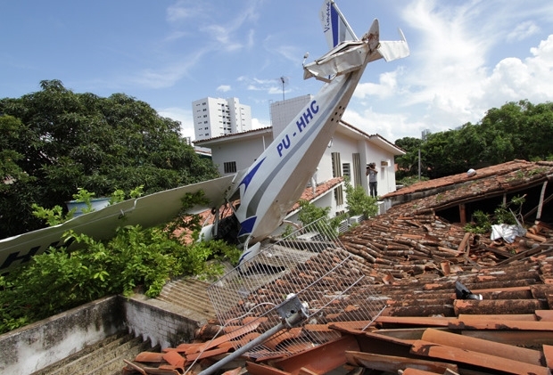 Aeronave caiu sobre telhado de casa no Recife