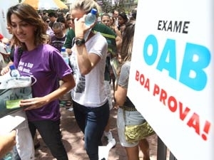 Candidatos chegam ao exame da OAB em Belo Horizonte no domingo (13)