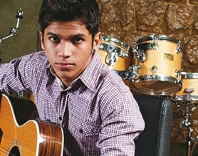 Ele tem 17 anos, toca oito instrumentos e est com mais de 100 shows marcados para 2011