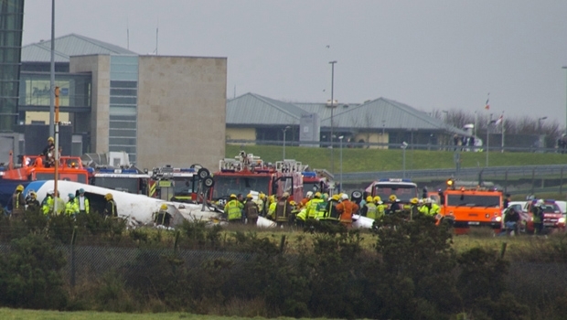 Equipes trabalham no local do acidente, no aeroporto irlands de Cork, nesta quinta-feira (10)