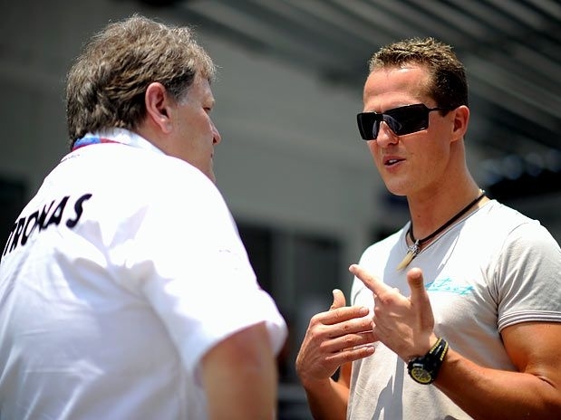 Michael Schumacher espera voltar a disputar ttulos em 2011