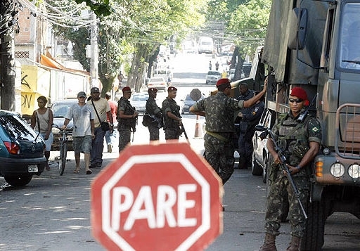 Militares do Exrcito patrulham entrada do Complexo do Alemo, no Rio de Janeiro