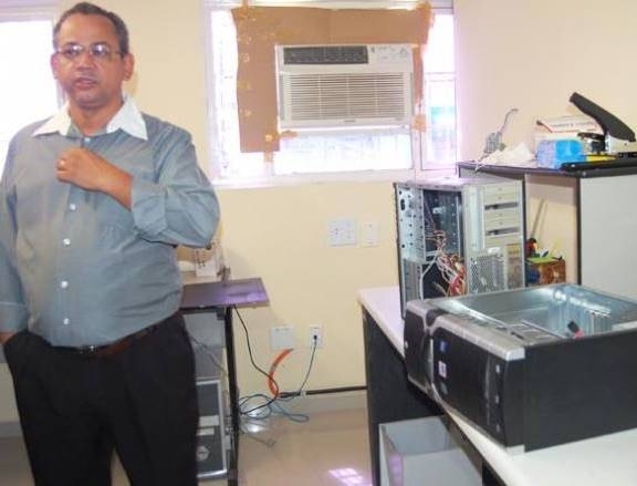 Vereador Antonio Fernandes, ao lado dos computadores que foram violados com o furto de HDs
