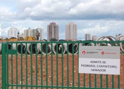 Canteiro de obras da Arena Pantanal: consrcio contrata, mas operrios j admitem entrar em greve