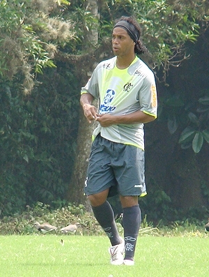 Ronaldinho no Ninho: cansao no forte calor