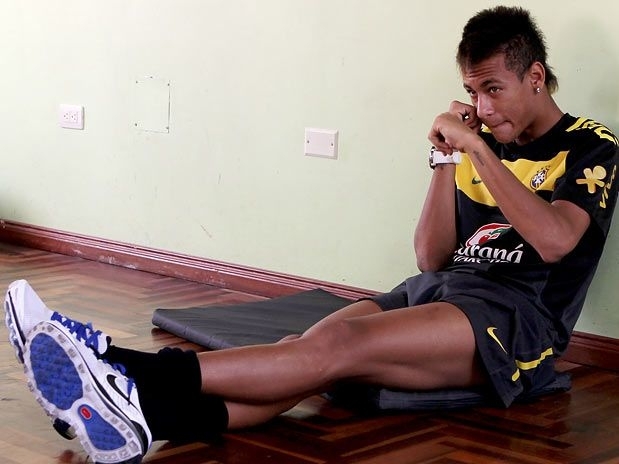 Neymar se anima com comparaes a Maradona