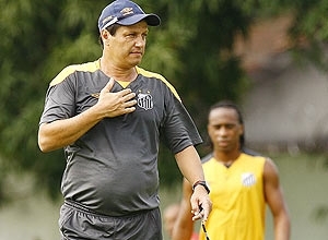 Adilson Batista durante treino do Santos