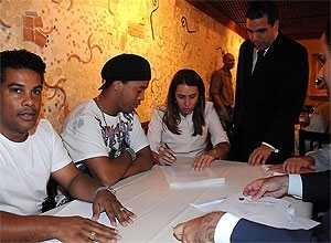 Ronaldinho, ao lado de Assis (esq.) e da Patricia Amorim
