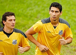 Ganso (dir.) corre ao lado de Elano durante treino do Santos
