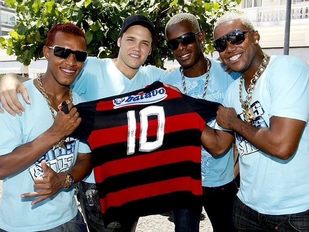 Torcedores do Flamengo, como o grupo Os Hawaianos, compareceram  frente do hotel para apoiar o acerto de Ronaldinho com