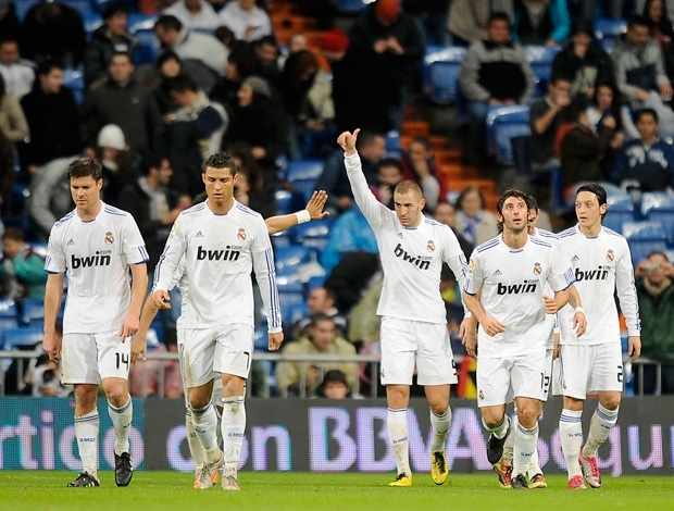 Ronaldo e Benzema (ao centro) contriburam para a goleada com trs gols cada