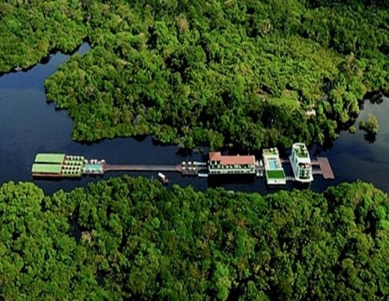 Hotel fica sobre o Rio Negro e a 45 minutos de Manaus