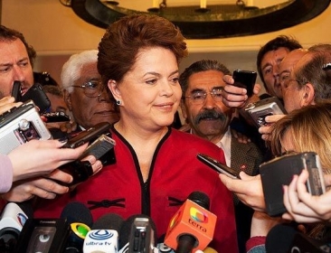 Dilma Rousseff (PT) vota na Escola Estadual Santos Dumont, na zona sul de Porto Alegre