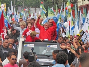 Carreata de Dilma e Lula tem encontro com militantes do PSDB em Diadema