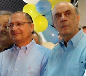 Governador eleito de SP Geraldo Alckmin e o candidato  Presidncia da Repblica, Jos Serra, neste sbado em Araraquara
