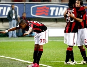 Robinho comemora primeiro gol com a camisa do Milan. Ronaldinho abraa Pirlo