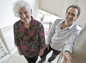 Os terapeutas australianos Cheryl White e David Denborough, em workshop realizado na sexta (15), em So Paulo