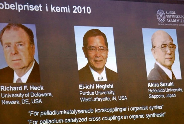 Os trs premiados com o Nobel de Qumica em 2010 so mostrados durante o anncio no Karolinska Institutet, em Estocolmo.