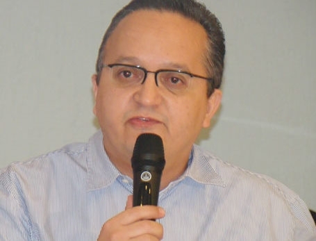 O candidato ao Senado Pedro Taques (PDT) votou no ginsio Aecim Tocantins