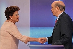 Dilma cumprimenta Serra, ontem  noite, durante debate na TV Globo