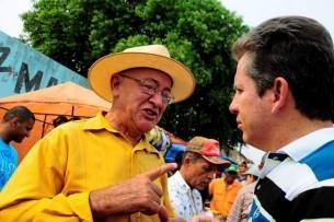 Mauro Mendes cumprimenta eleitor durante visita  feira livre do bairro Pedra 90