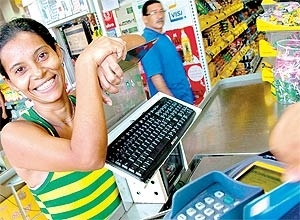 Josicleide Campos, dona de casa que usa carto do Banco Gerador em supermercado em Jaboato dos Guararapes (PE)