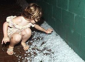Criana brinca com pedras de granizo, que caiu em Campo Mouro (PR) na noite de sbado