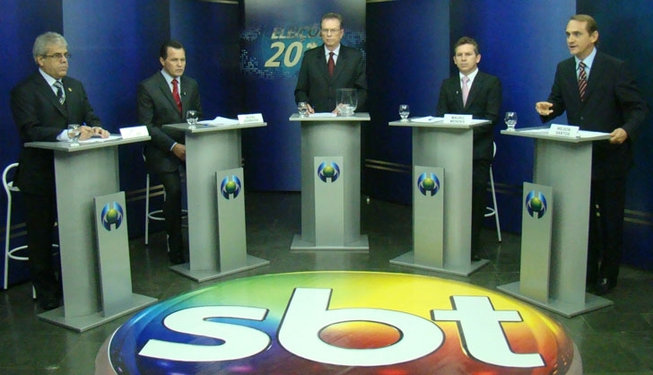 Ao centro, o mediador Hermano Henning e os candidatos Marcos, Silval, Mauro e Silval, em debate neste sbado